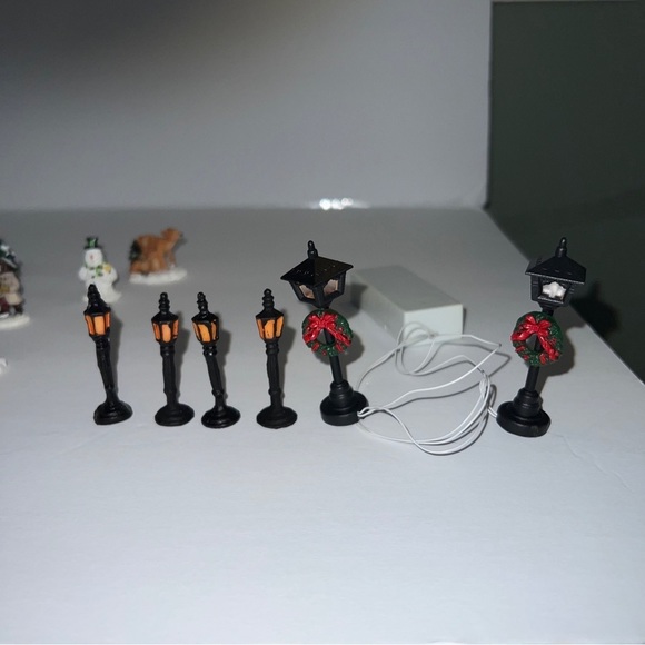 Cobblestone Corners 2002 Boat Dock + Christmas Village Figurines unbranded 27pcs - Picture 5 of 11